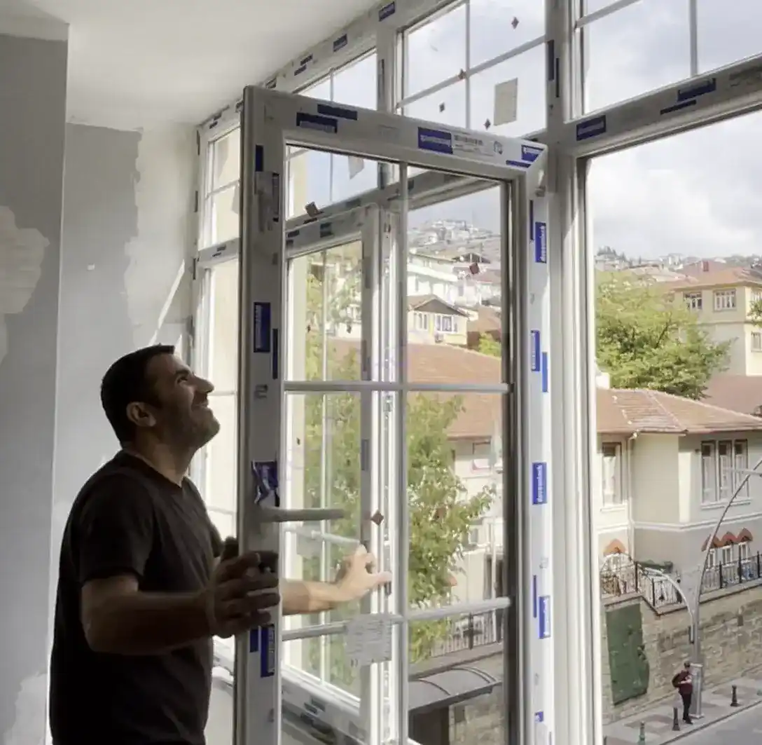 Kocaeli İzmit Tepecik'te, Kocaeli PEN ustasının montajını tamamladığı, içi dekoratif karolaj çıtalı, şehir manzaralı, beyaz Egepen Tepecik Pimapen Montajı pencere sistemi.