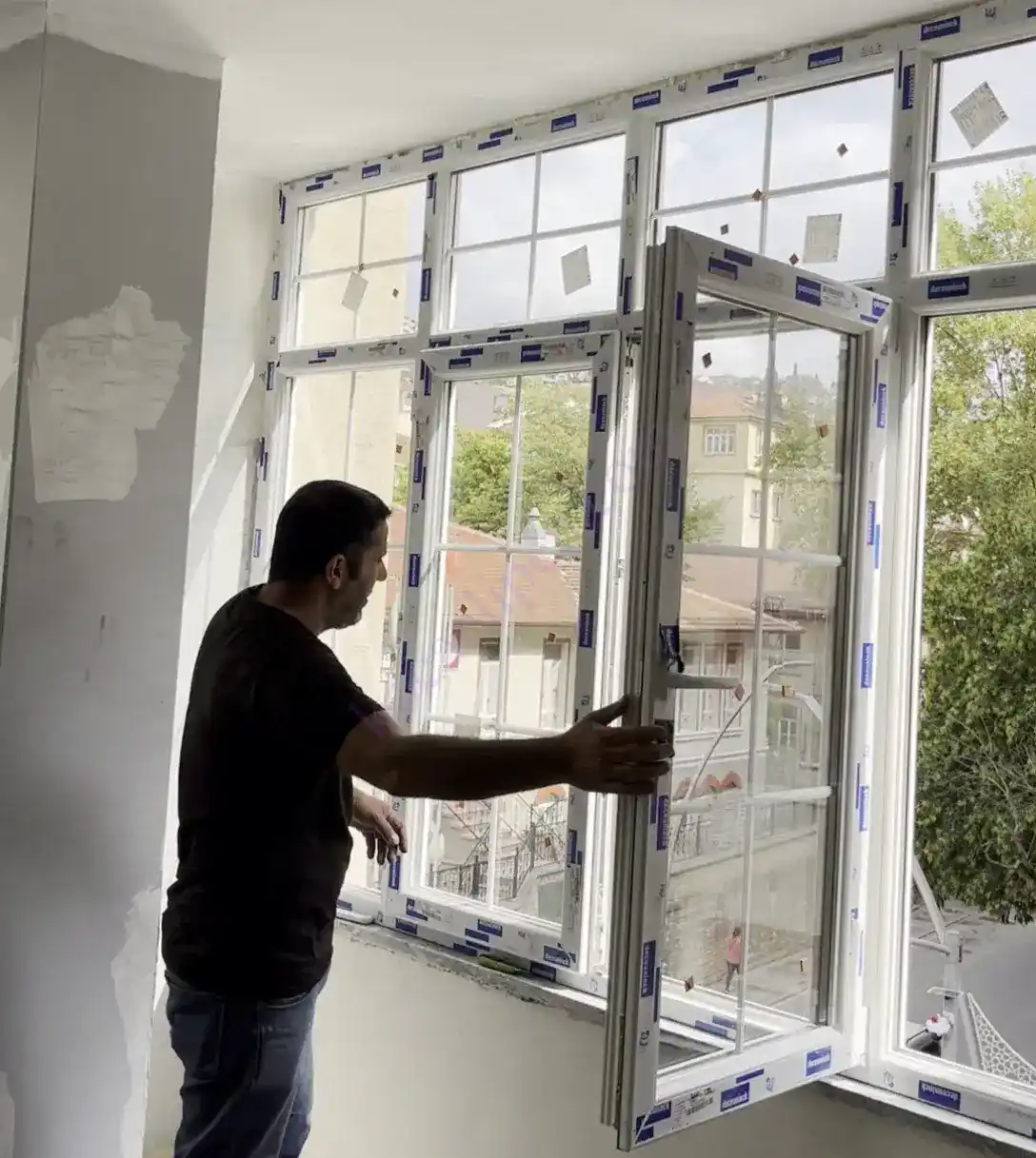 Kocaeli İzmit Tepecik'te, Kocaeli PEN ustasının montajını tamamladığı, içi dekoratif karolaj çıtalı, şehir manzaralı, beyaz Egepen Tepecik Pimapen Montajı pencere sistemi.