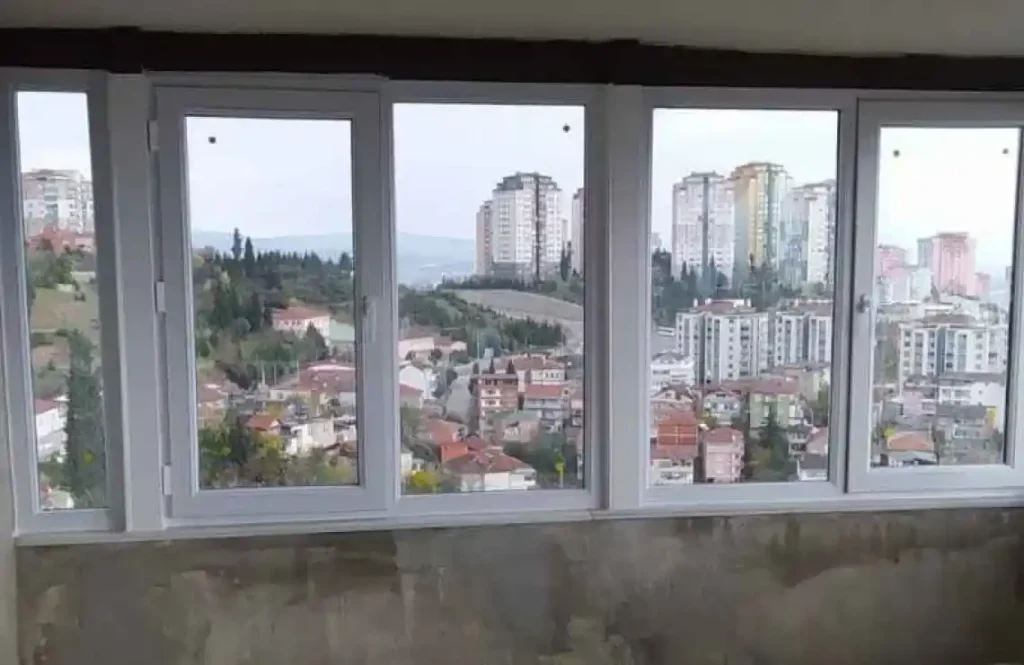 Topçular Mahallesi’nde Egepen Topçular PVC Balkon Kapatma uygulaması yapılan apartman görünümü
