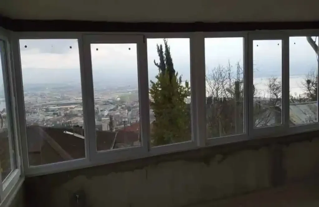 Topçular Mahallesi’nde Egepen Topçular PVC Balkon Kapatma uygulaması yapılan apartman görünümü