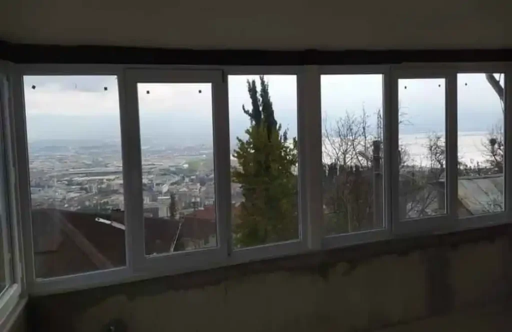 Topçular Mahallesi’nde Egepen Topçular PVC Balkon Kapatma uygulaması yapılan apartman görünümü