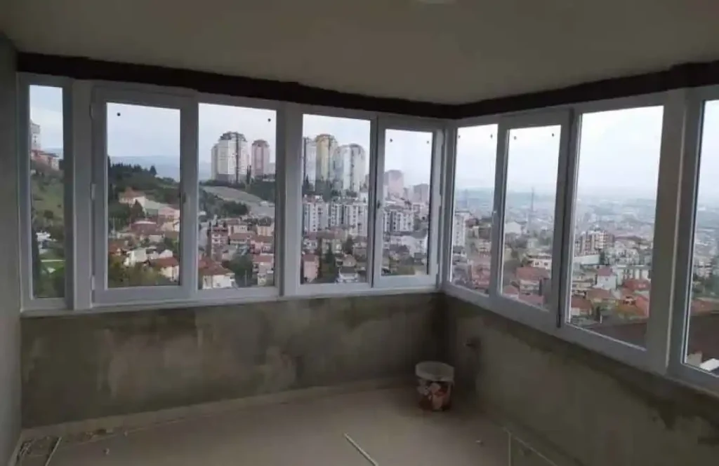 Topçular Mahallesi’nde Egepen Topçular PVC Balkon Kapatma uygulaması yapılan apartman görünümü