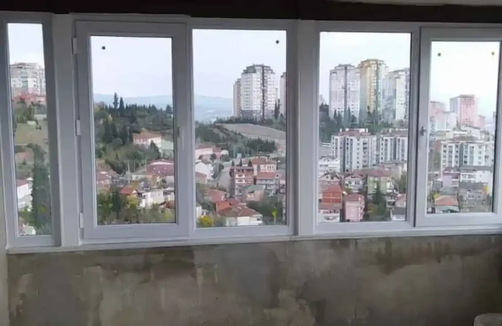 Topçular Mahallesi’nde Egepen Topçular PVC Balkon Kapatma uygulaması yapılan apartman görünümü