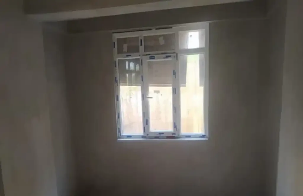 İzmit Topçular'da yeni yapılan bir binanın, Kocaeli PEN tarafından montajı tamamlanmış Topçular PVC Pencere ve balkon kapıları projesi.