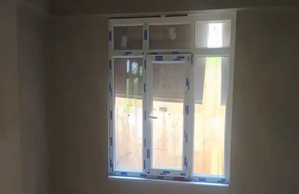 İzmit Topçular'da yeni yapılan bir binanın, Kocaeli PEN tarafından montajı tamamlanmış Topçular PVC Pencere ve balkon kapıları projesi.