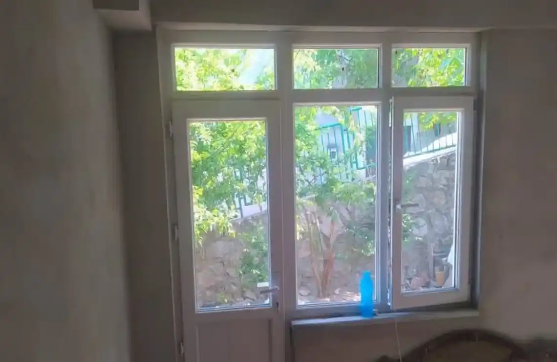 İzmit Topçular'da yeni yapılan bir binanın, Kocaeli PEN tarafından montajı tamamlanmış Topçular PVC Pencere ve balkon kapıları projesi.