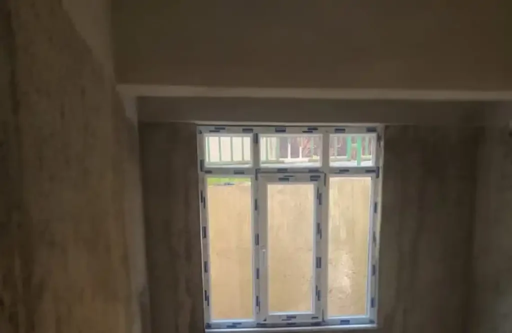 İzmit Topçular'da yeni yapılan bir binanın, Kocaeli PEN tarafından montajı tamamlanmış Topçular PVC Pencere ve balkon kapıları projesi.