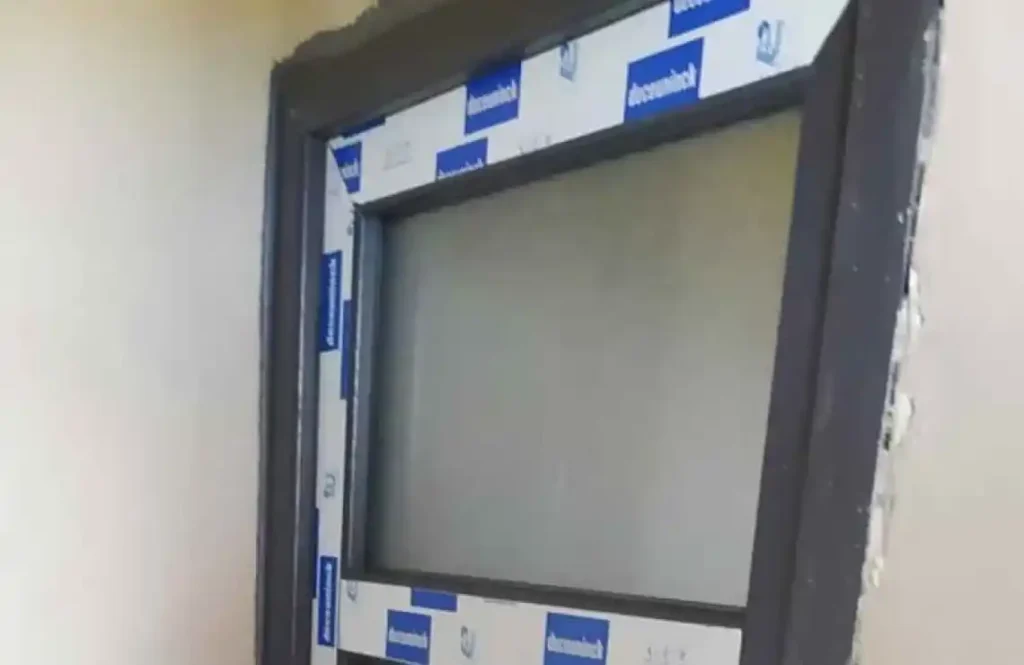 Siyah PVC pencereler, manzarayı bir sanat eseri gibi çerçeveleyerek mekanlarınıza derinlik ve modern bir karakter katar.