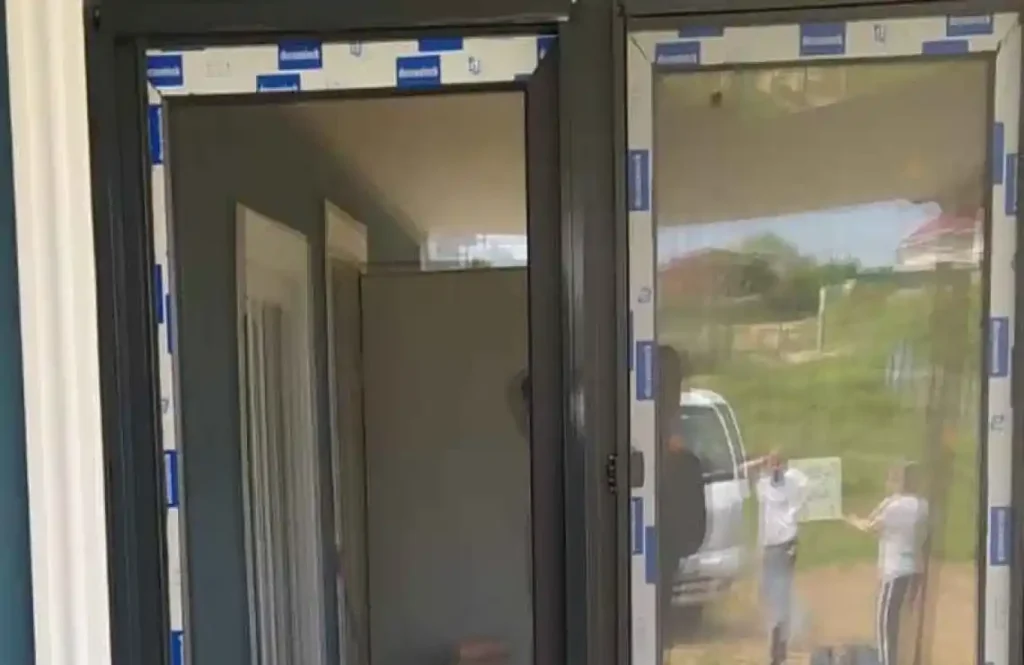 Siyah PVC pencereler, manzarayı bir sanat eseri gibi çerçeveleyerek mekanlarınıza derinlik ve modern bir karakter katar.