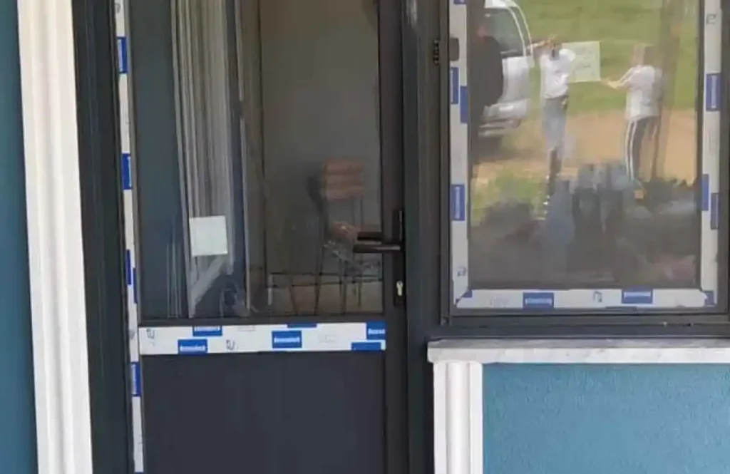 Kandıra Siyah PVC Pencere, manzarayı bir sanat eseri gibi çerçeveleyerek mekanlarınıza derinlik ve modern bir karakter katar.