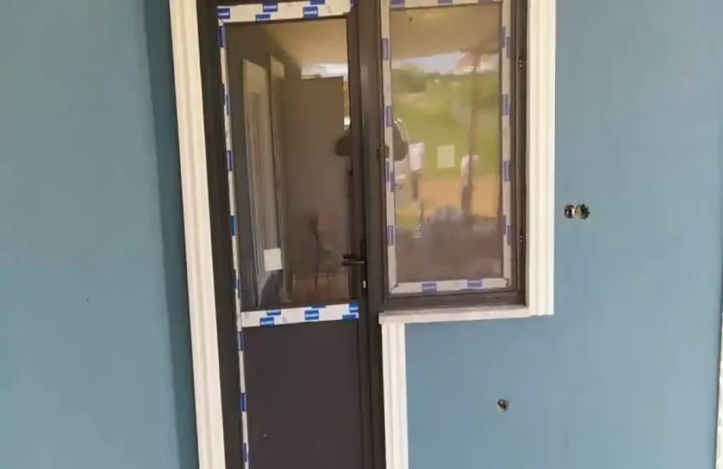 Siyah PVC pencereler, manzarayı bir sanat eseri gibi çerçeveleyerek mekanlarınıza derinlik ve modern bir karakter katar.