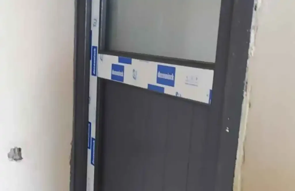 Siyah PVC pencereler, manzarayı bir sanat eseri gibi çerçeveleyerek mekanlarınıza derinlik ve modern bir karakter katar.