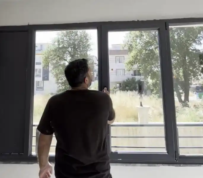 Kocaeli Kartepe İstasyon Mahallesi'nde, Kocaeli PEN ustası tarafından montajı tamamlanan, boydan boya camlı, antrasit (siyah) renkli, modern Kartepe Balkon Kapatma sistemi.