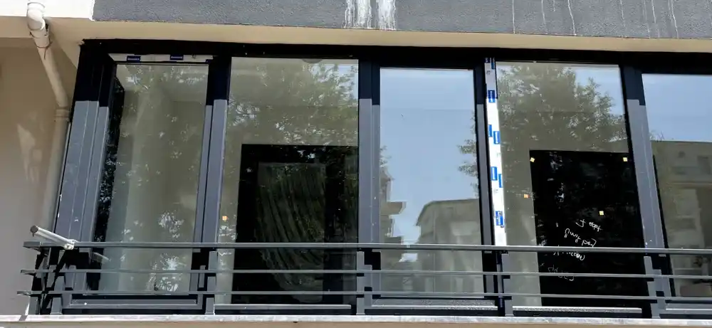 Kocaeli Kartepe İstasyon Mahallesi'nde, Kocaeli PEN ustası tarafından montajı tamamlanan, boydan boya camlı, antrasit (siyah) renkli, modern Kartepe Balkon Kapatma sistemi.