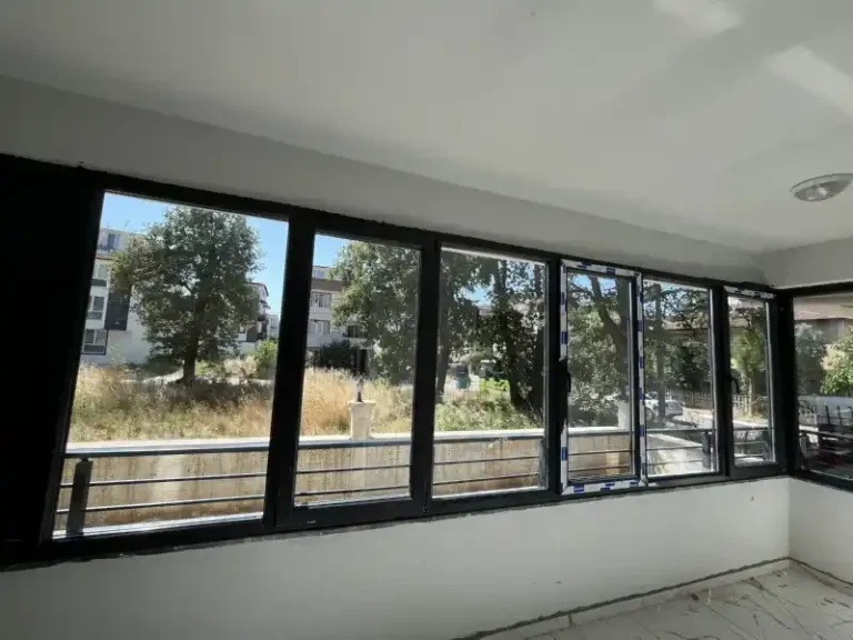 Kocaeli Kartepe İstasyon Mahallesi'nde, Kocaeli PEN ustası tarafından montajı tamamlanan, boydan boya camlı, antrasit (siyah) renkli, modern Kartepe Balkon Kapatma sistemi.