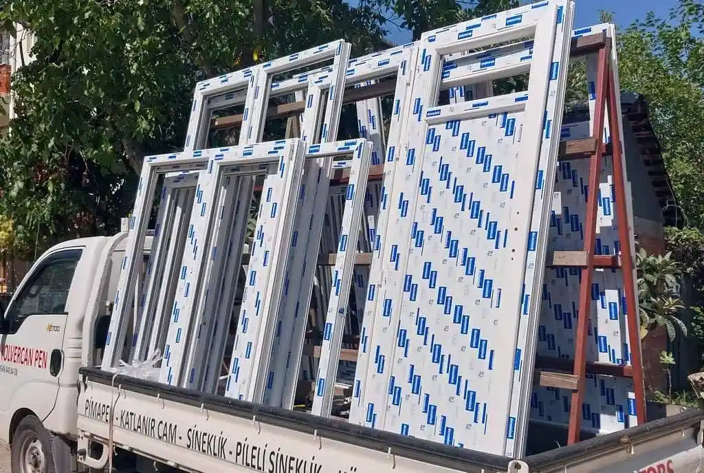 Kartepe’de yeni inşa edilen binada pimapen pencere ve kapı montajı yapılan yapı görünümü