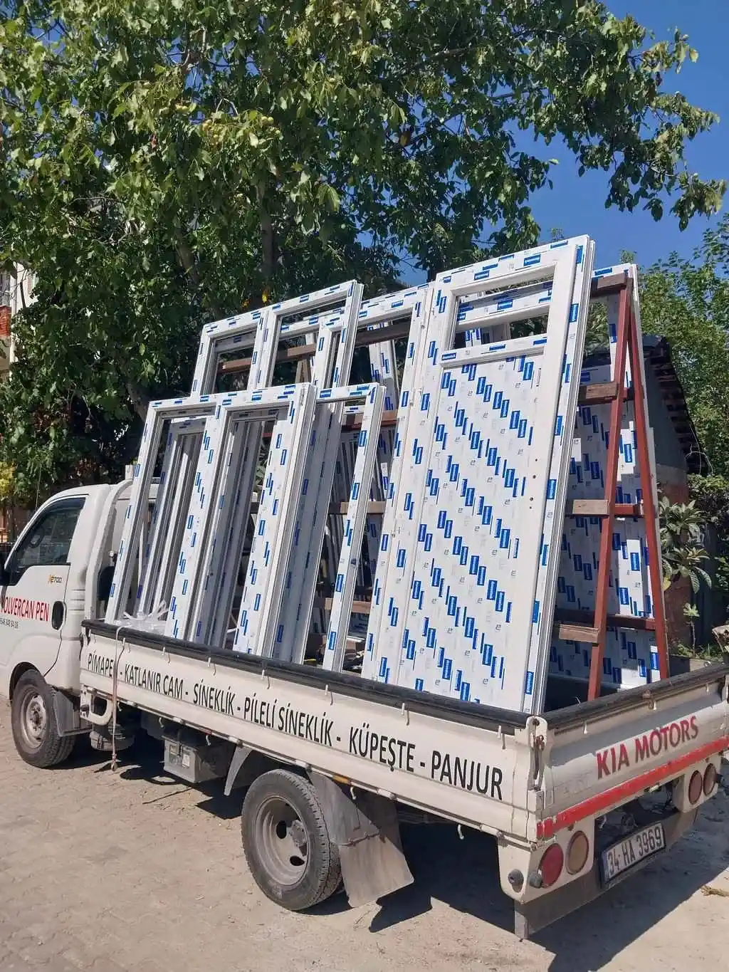 Kartepe’de yeni inşa edilen binada pimapen pencere ve kapı montajı yapılan yapı görünümü