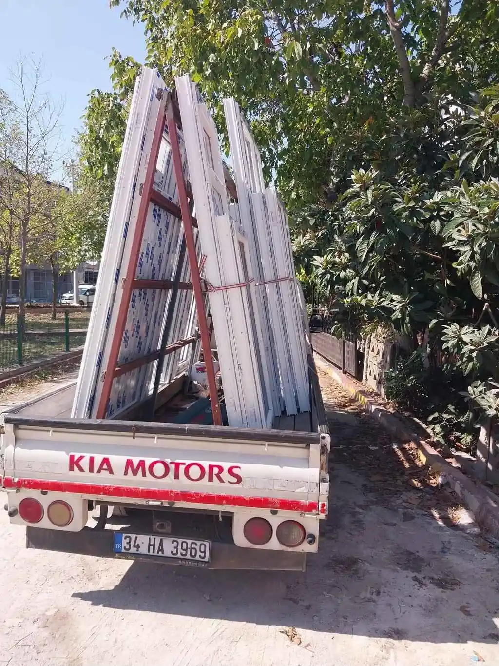 Kartepe’de yeni inşa edilen binada pimapen pencere ve kapı montajı yapılan yapı görünümü