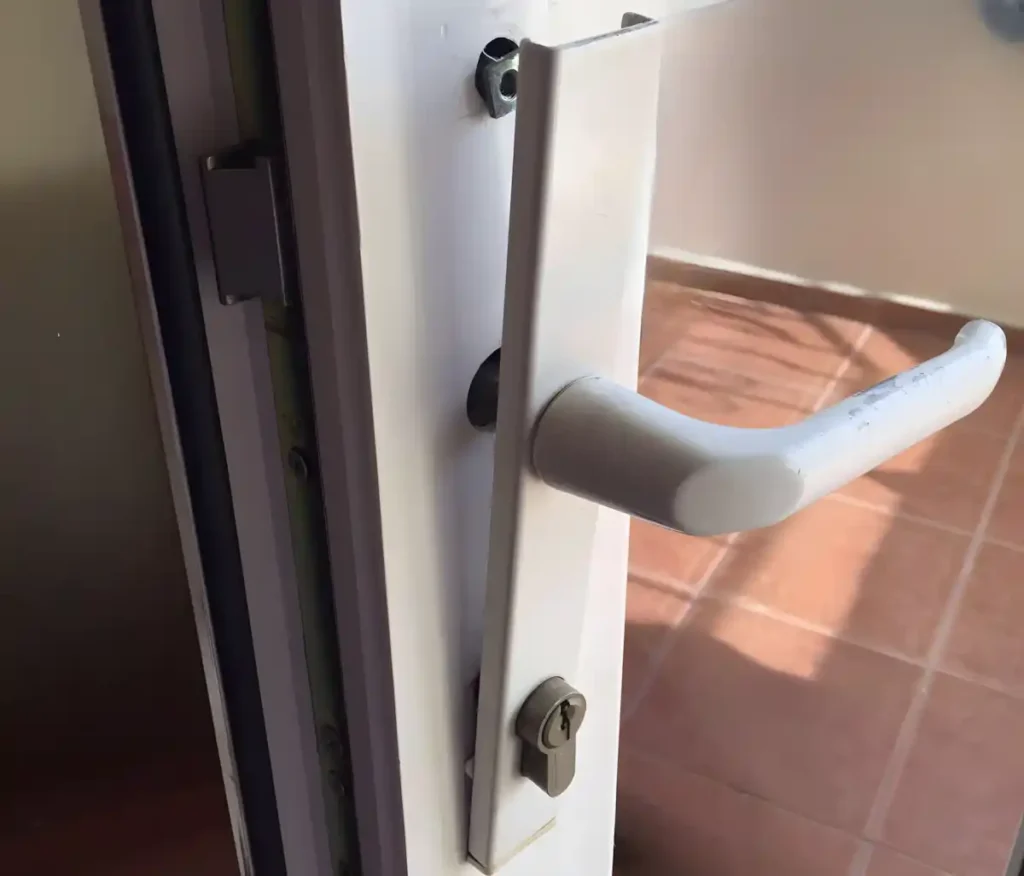 PVC pencere kolu boşa dönüyor