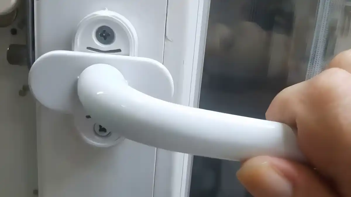 İspanyolet arızası nedir, nasıl tamir edilir? PVC pencere kolu boşa dönüyor